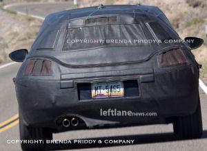 
Vue de l'arrire d'un prototype camoufl du coup Volkswagen Scirocco. La partie arrire est trs verticale,  la limite d'un break de chasse, afin de favoriser l'espace ddi aux 2 occupants arrire (et notamment l'espace au-dessus des ttes) et la capacit de chargement du vhicule. Le caractre sportif est marqu par ces hanches imposantes, qui donnent de la sportivit  ce coup.
 