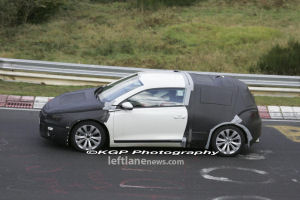 
Les jantes de ce prototype blanc de Volkswagen Scirocco sont diffrentes de celles du prototype prsent prcdemment, mais restent toujours aussi attirantes. Volkswagen a fait de gros efforts sur l'aspect stylistique de son coup Scirocco. Sur cette vue de profil, on distingue aisment la silhouette du vhicule caractrise par sa partie arrire abrupte.
 