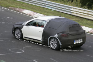 
Les feux arrire sont placs assez bas sur les hanches du coup sportif Volkswagen Scirocco, ce qui devrait accrotre visuellement leur importance.
 